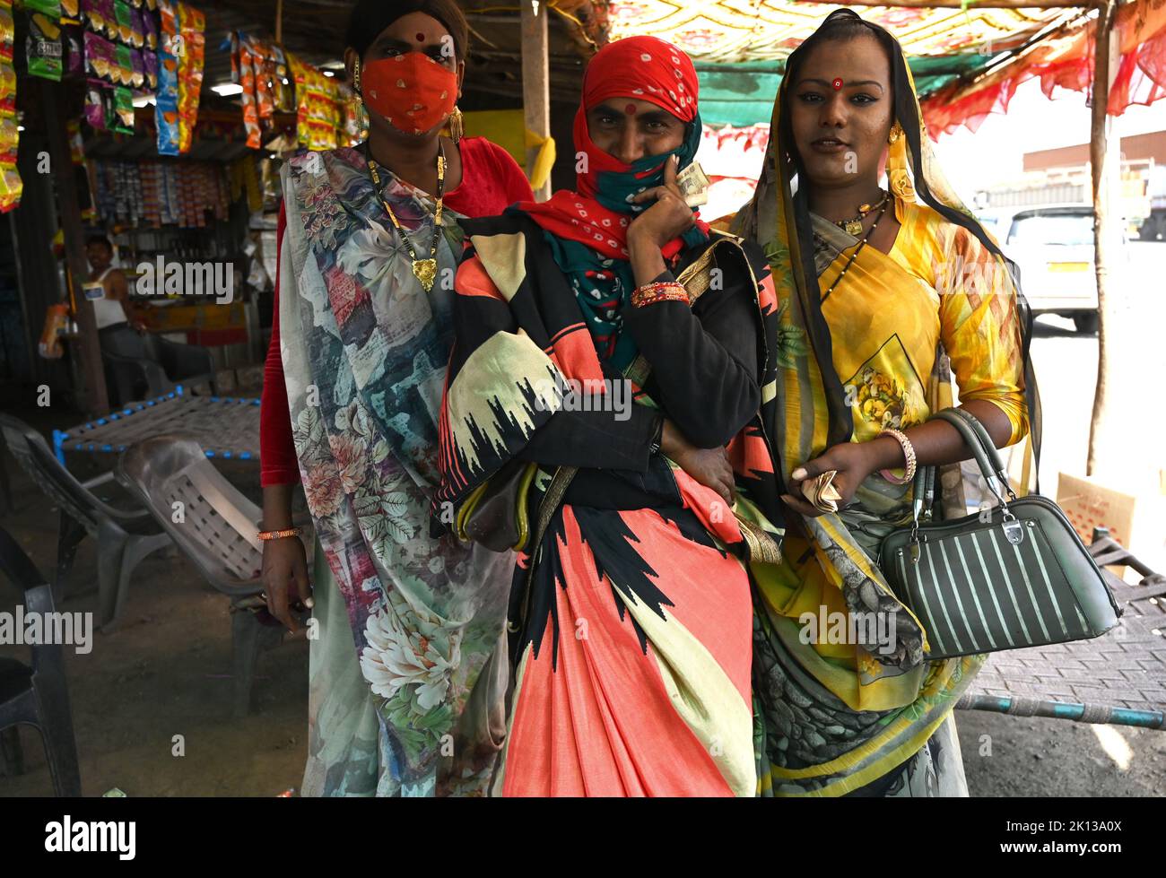 Drei Hijras, Transgender-Menschen, an einer Straßenrand-Dhaba, versuchen, jede Arbeit, wo sie können, aufzunehmen, Bawla, Gujarat, Indien, Asien Stockfoto