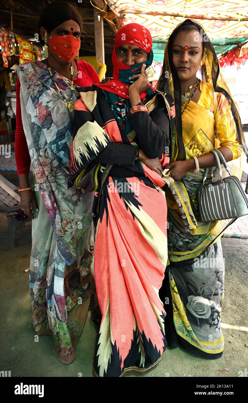Drei Hijras, Transgender-Menschen, auch bekannt als Kinnar, die sich auf die mythologischen Wesen beziehen, die sich durch Gesang und Tanz auszeichnen, Bawla, Gujarat, Indien, Asien Stockfoto