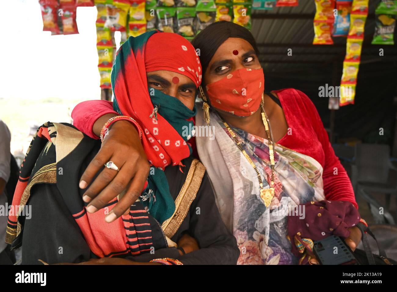 Zwei Hijras, Transgender, gute Freunde, an einer Straßenrand-Dhaba, die versuchen, jede Arbeit, wo sie können, aufzunehmen, Bawla, Gujarat, Indien, Asien Stockfoto