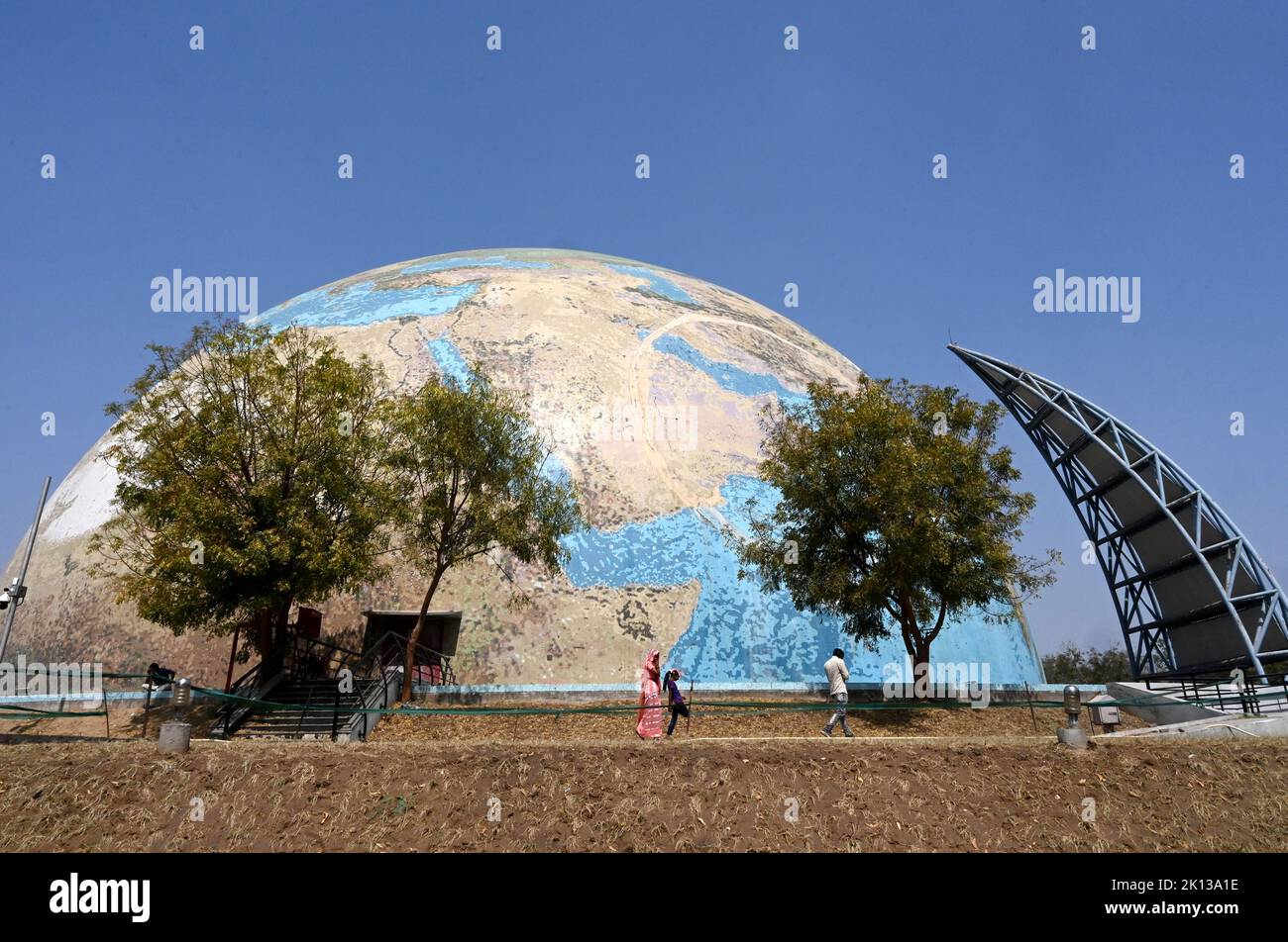 Besucher vor der Hall of Space and Science in Gujarat Science and Education City, eröffnet 2002, Ahmedabad, Gujarat, Indien, Asien Stockfoto