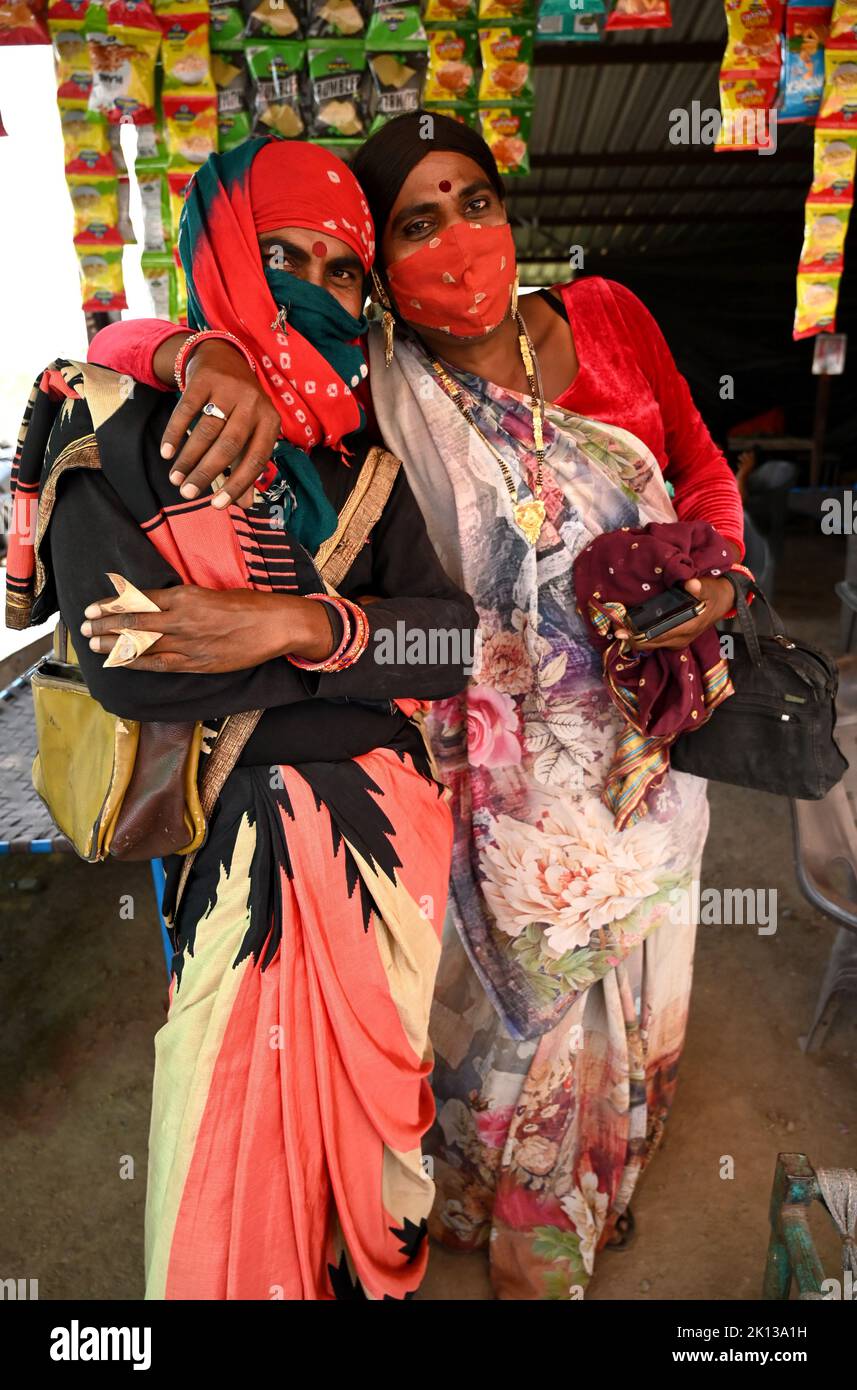 Zwei Hijras, Transgender-Menschen, an einer Straßenrand-Dhaba, versuchen, jede Arbeit aufzunehmen, wo sie können, Bawla, Gujarat, Indien, Asien Stockfoto
