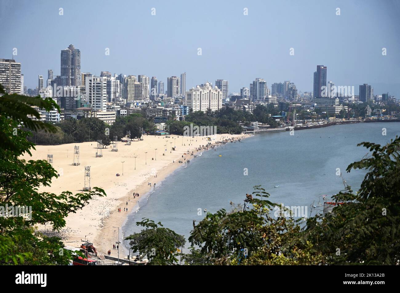 Blick auf den Strand von Mumbai mit der modernen Hochhausstadt dahinter, vom Malabar Hill, Mumbai, Indien, Asien Stockfoto