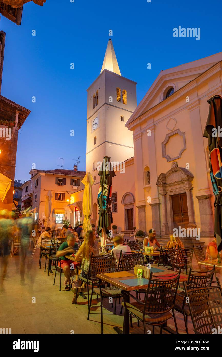 Blick auf die St. Georgs Kirche und Essen im Freien in der Abenddämmerung in Lovran Dorf, Lovran, Kvarner Bucht, Ostistrien, Kroatien, Europa Stockfoto
