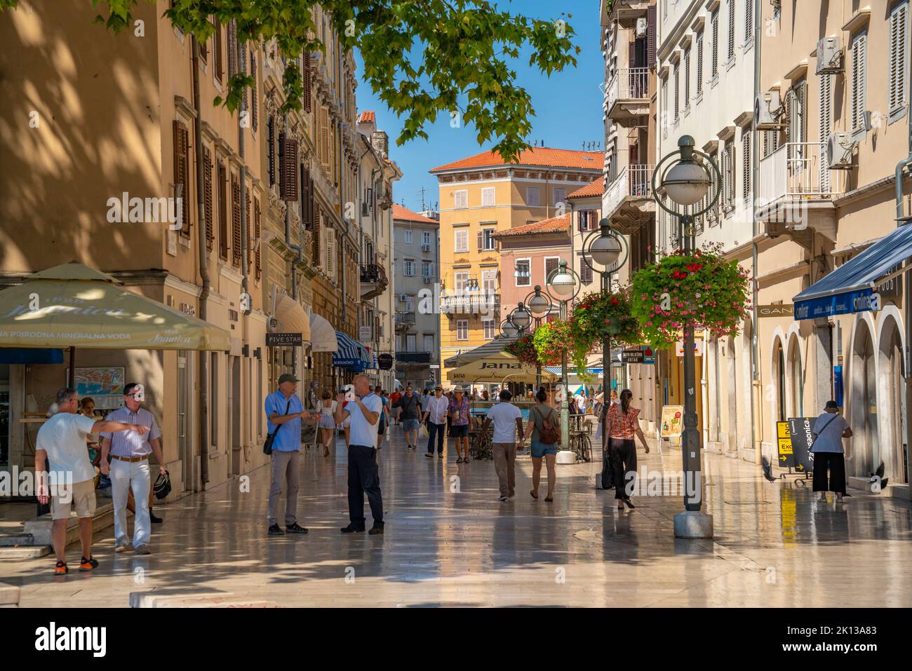 Blick auf Geschäfte, Menschen und kunstvolle Architektur auf Korzo, Rijeka, Kvarner Bucht, Kroatien, Europa Stockfoto