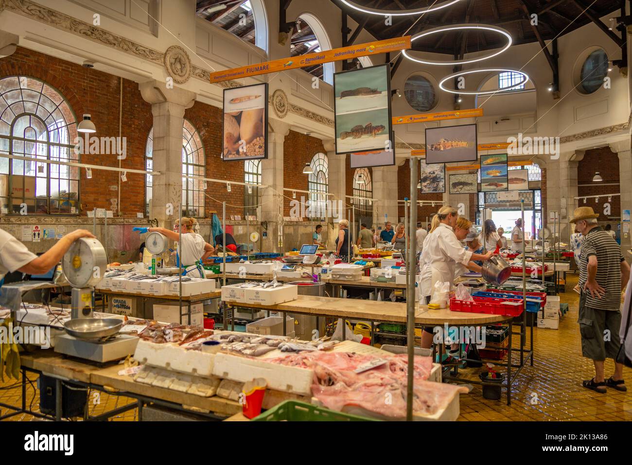 Blick auf das Innere des Fischmarktes auf dem Zentralmarkt, Rijeka, Kroatien, Europa Stockfoto