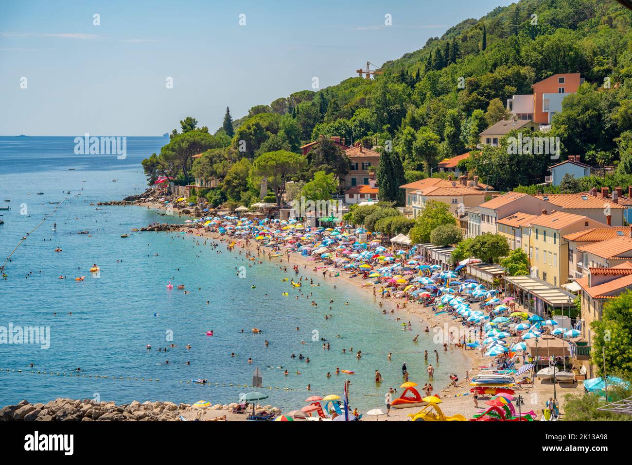 Blick auf Dächer und Strand in Moscenicka Draga, Kvarner Bucht, Ostistrien, Kroatien, Europa Stockfoto