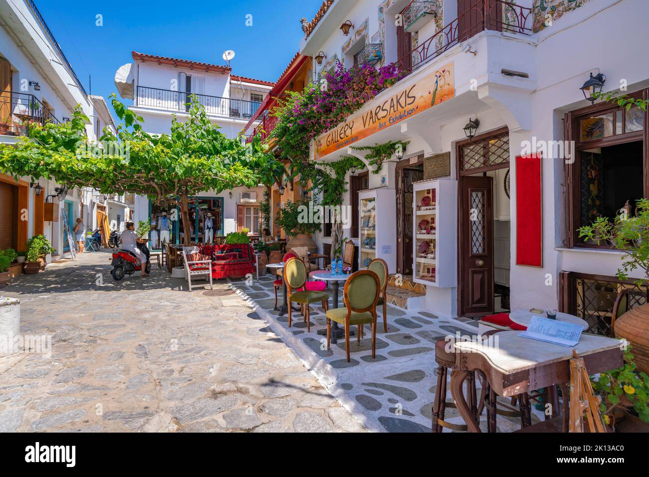 Blick auf Tavernen in der weiß getünchten Straße in Skiathos Stadt, Skiathos Insel, Sporaden Inseln, Griechische Inseln, Griechenland, Europa Stockfoto