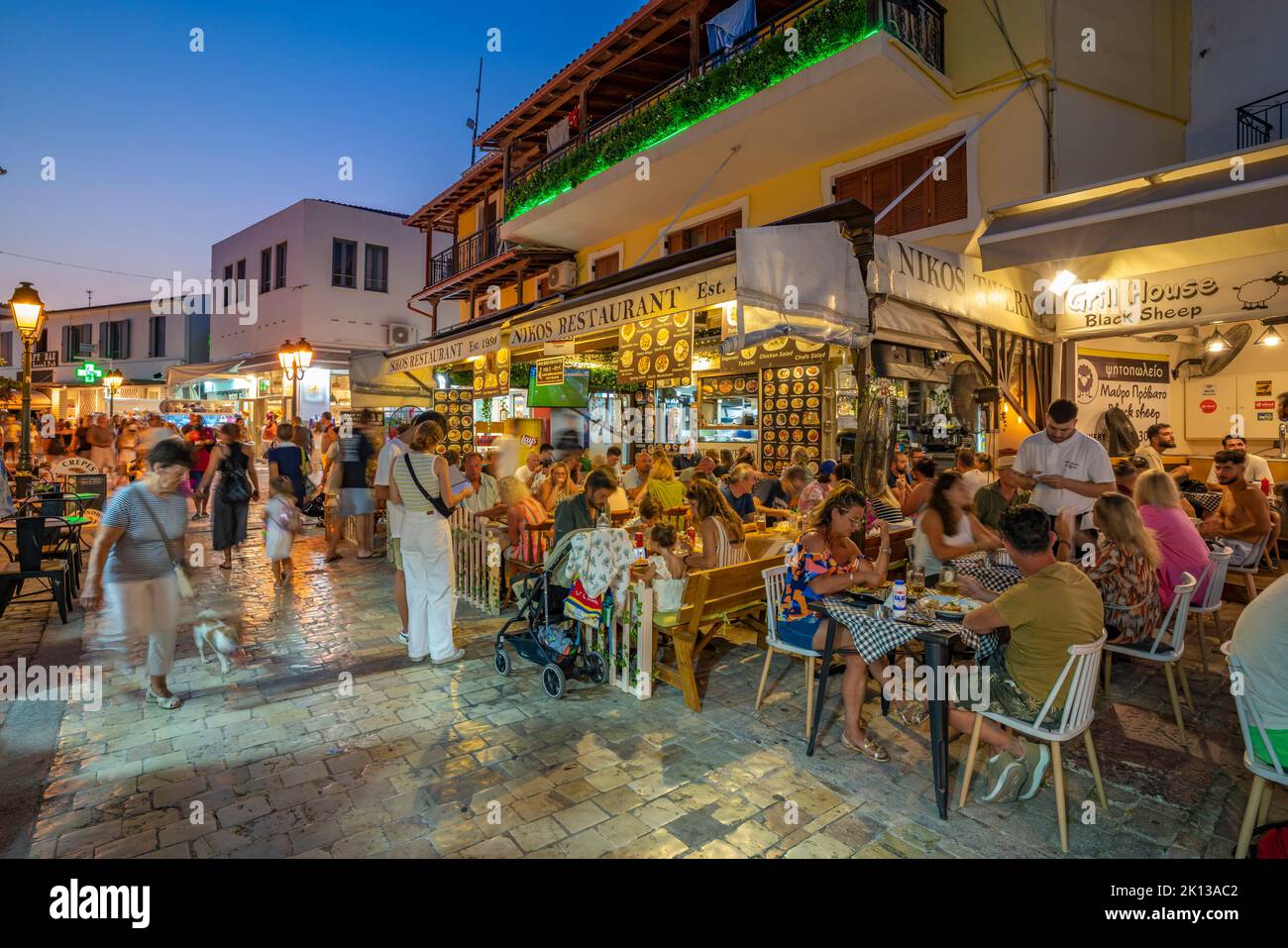 Belebte Straße und Nachtleben in Skiathos Stadt, Skiathos Insel, Sporaden Inseln, griechische Inseln, Griechenland, Europa Stockfoto