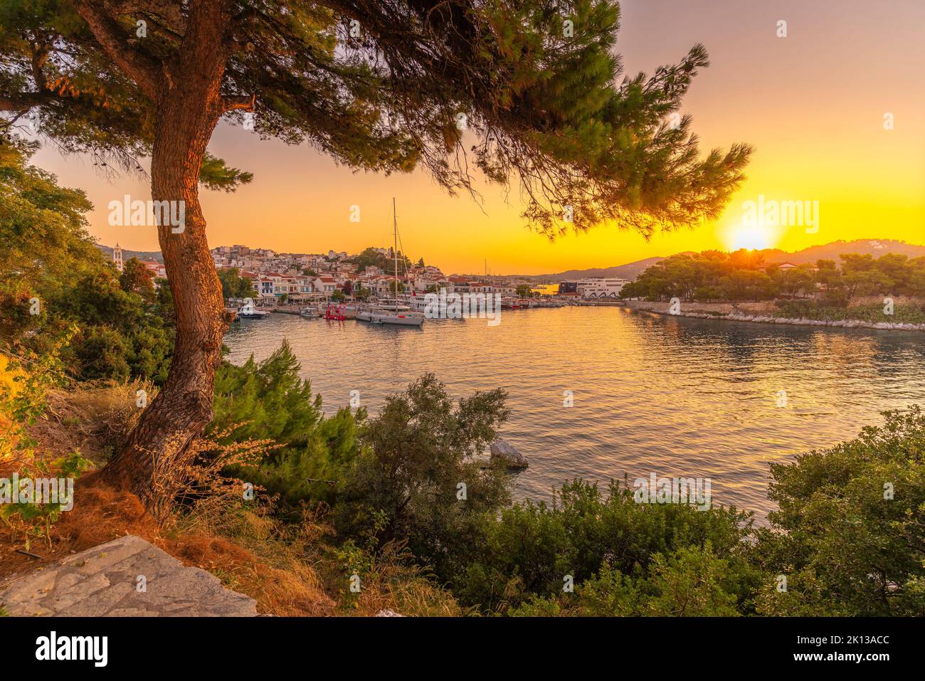 Blick auf Belvedere Skiathos Alter Hafen von erhöhter Position bei Sonnenaufgang in Skiathos Stadt, Skiathos Insel, Sporaden Inseln, griechische Inseln, Griechenland Stockfoto