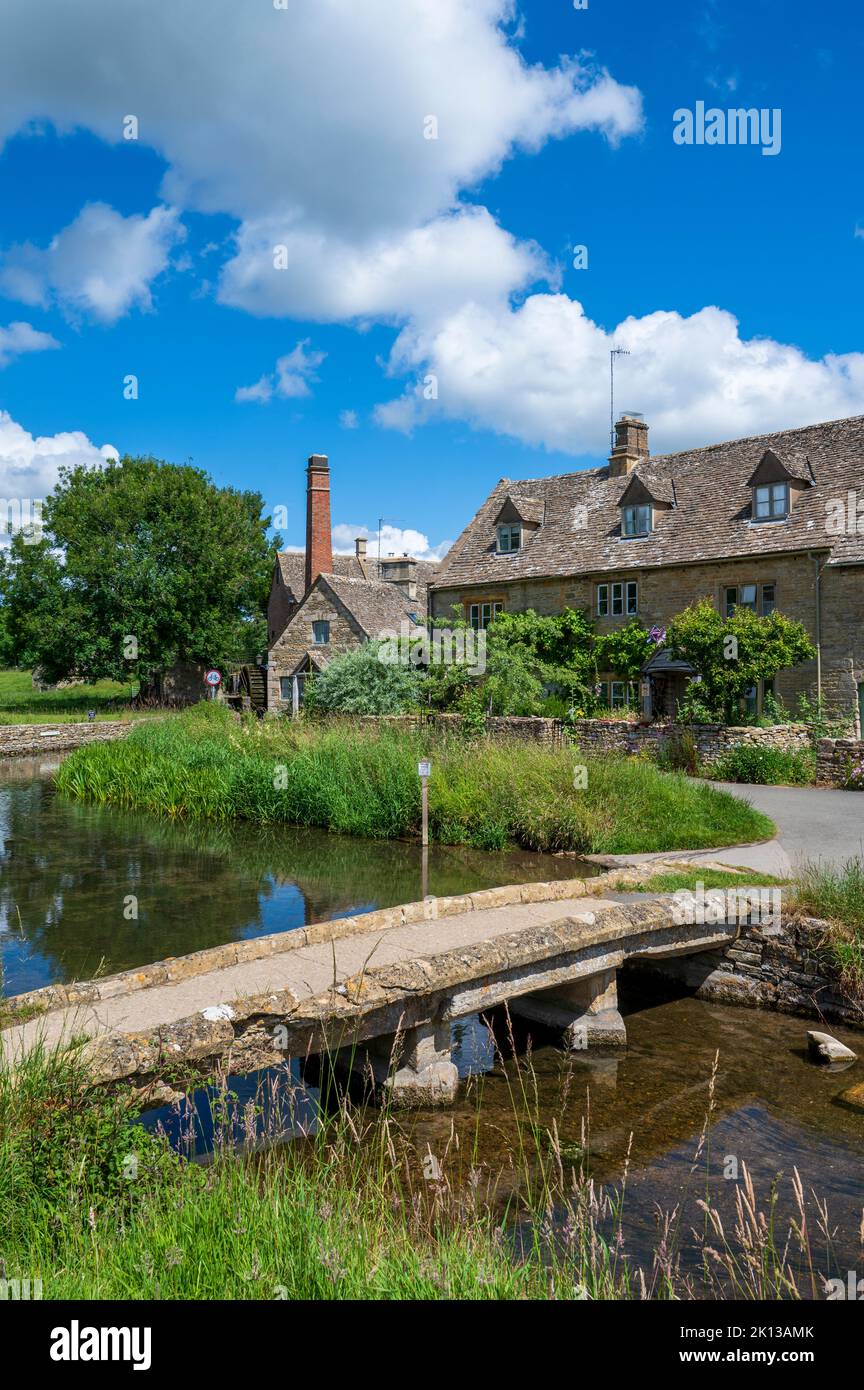 Fußgängerbrücke über das River Eye, Lower Slaughter, Cotswolds, Gloucestershire, England, Vereinigtes Königreich, Europa Stockfoto