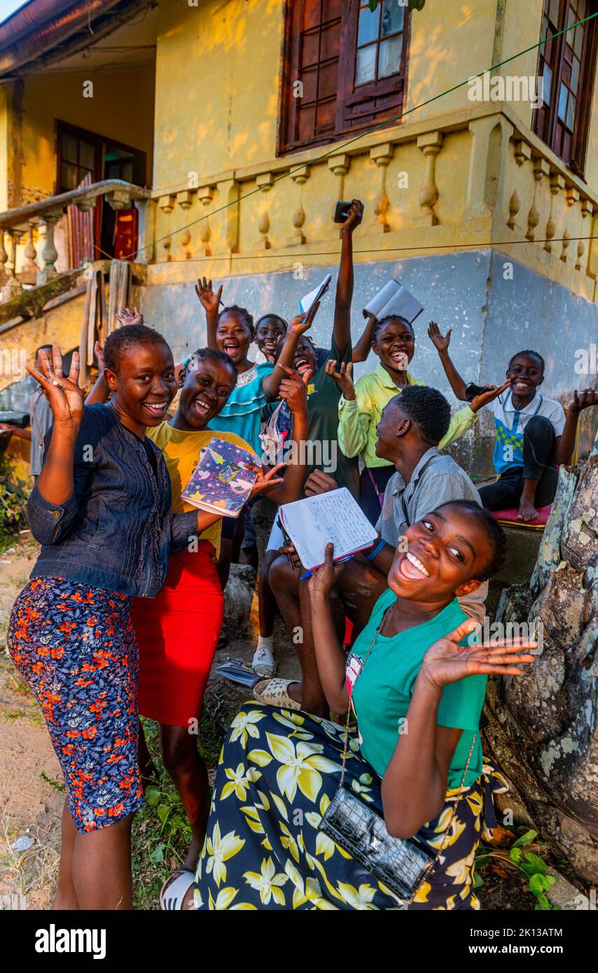 Freundliche Schulmädchen, Mbanza Ngungu, Demokratische Republik Kongo, Afrika Stockfoto