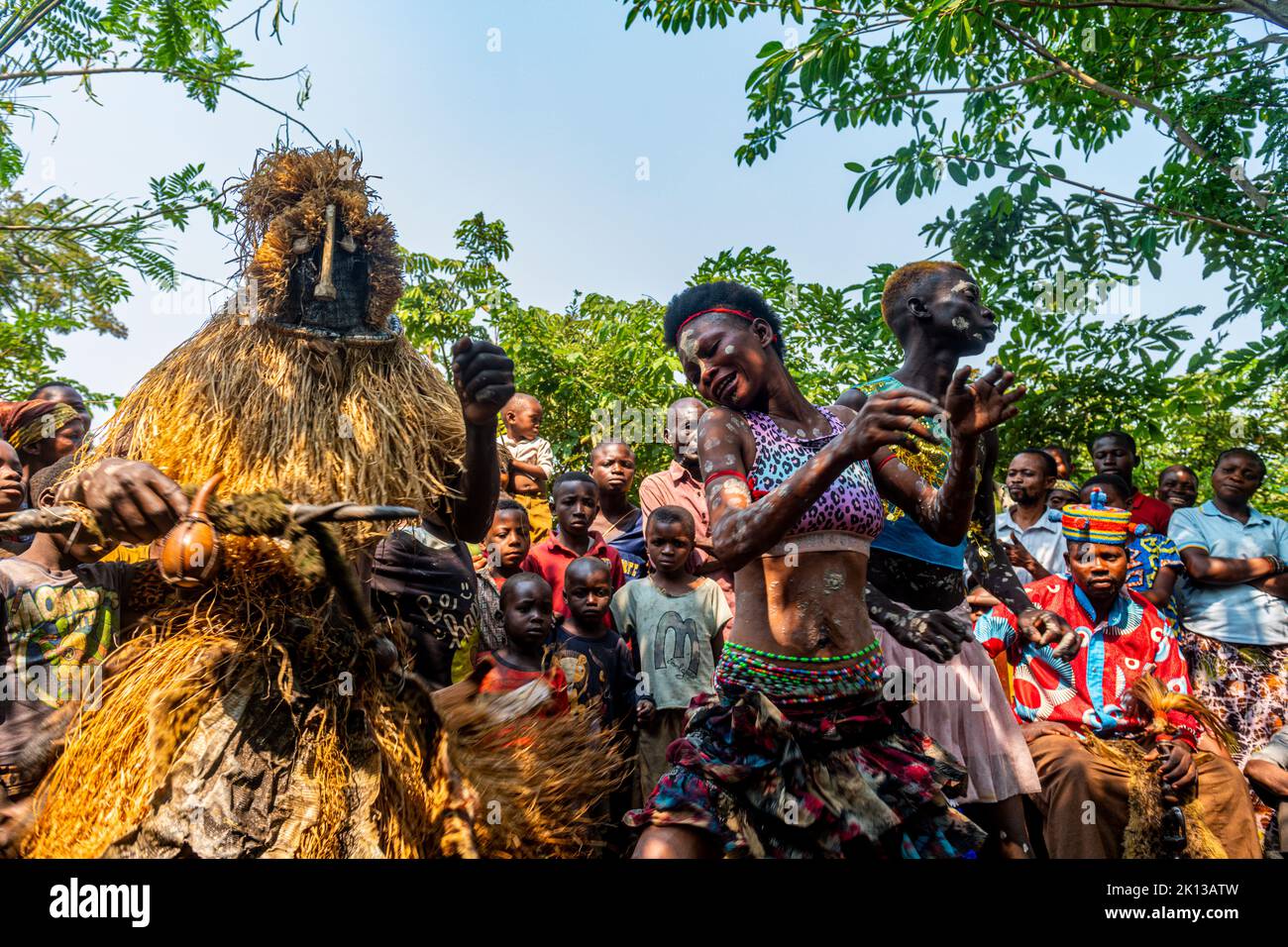 Yaka-Stamm, der einen rituellen Tanz praktiziert, Mbandane, Demokratische Republik Kongo, Afrika Stockfoto