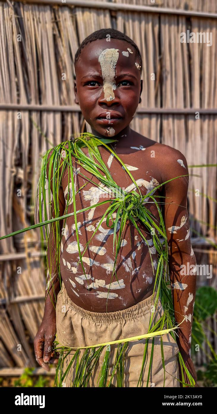 Bunter Yaka-Stammesjunge, Mbandane, Demokratische Republik Kongo, Afrika Stockfoto