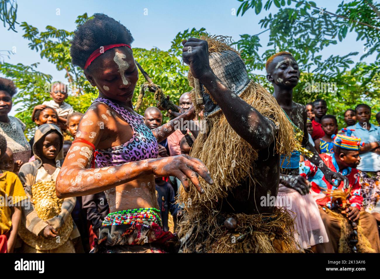Yaka-Stamm, der einen rituellen Tanz praktiziert, Mbandane, Demokratische Republik Kongo, Afrika Stockfoto
