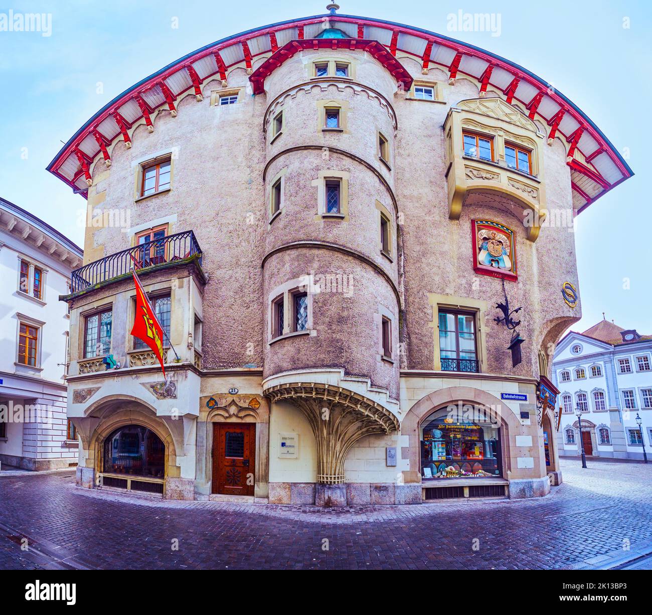 LUZERN, SCHWEIZ - 30. MÄRZ 2022: Panorama der Alten Suidtersche Apotheke, am 30. März in Luzern, Schweiz Stockfoto