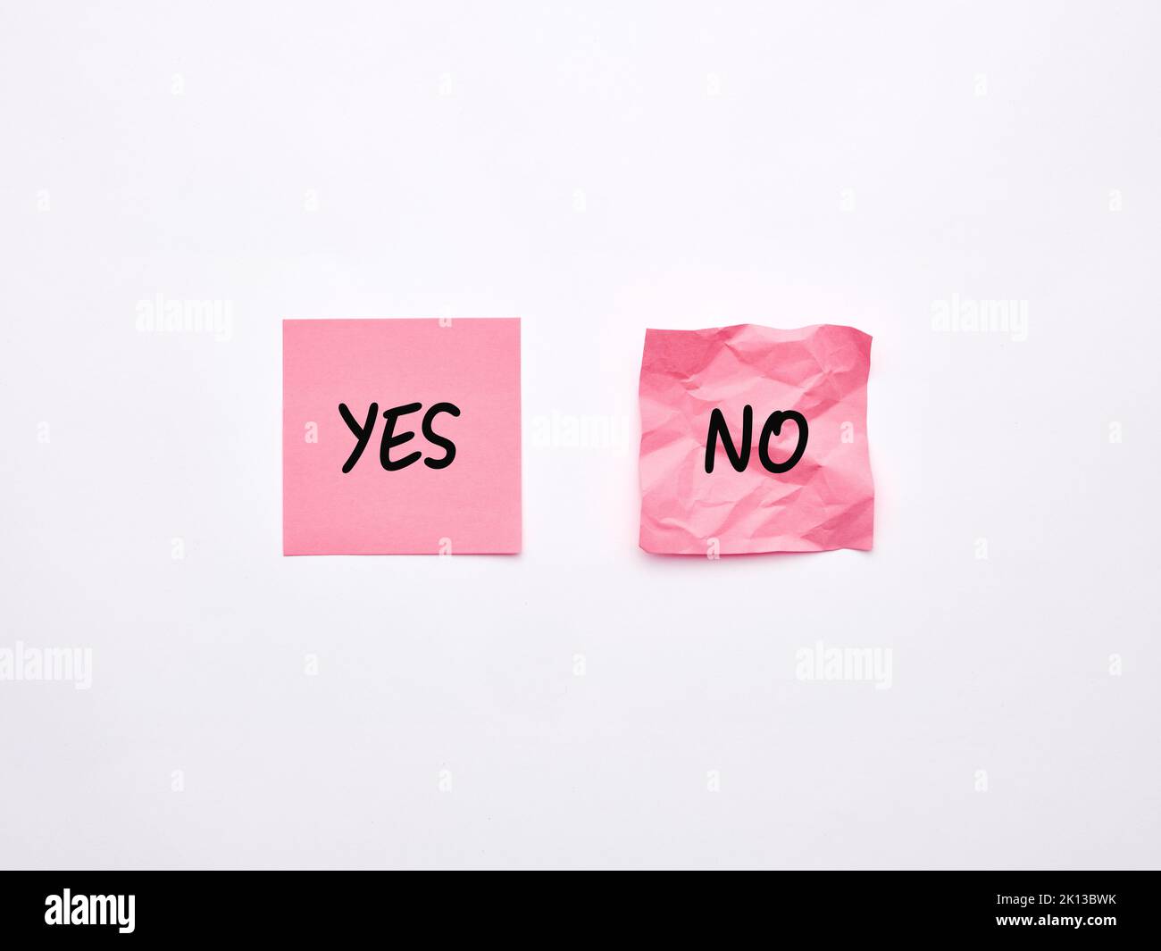 Die Worte Ja und Nein auf rosa Notenblättern. Sagen oder wählen Sie „Ja“-Konzept Stockfoto