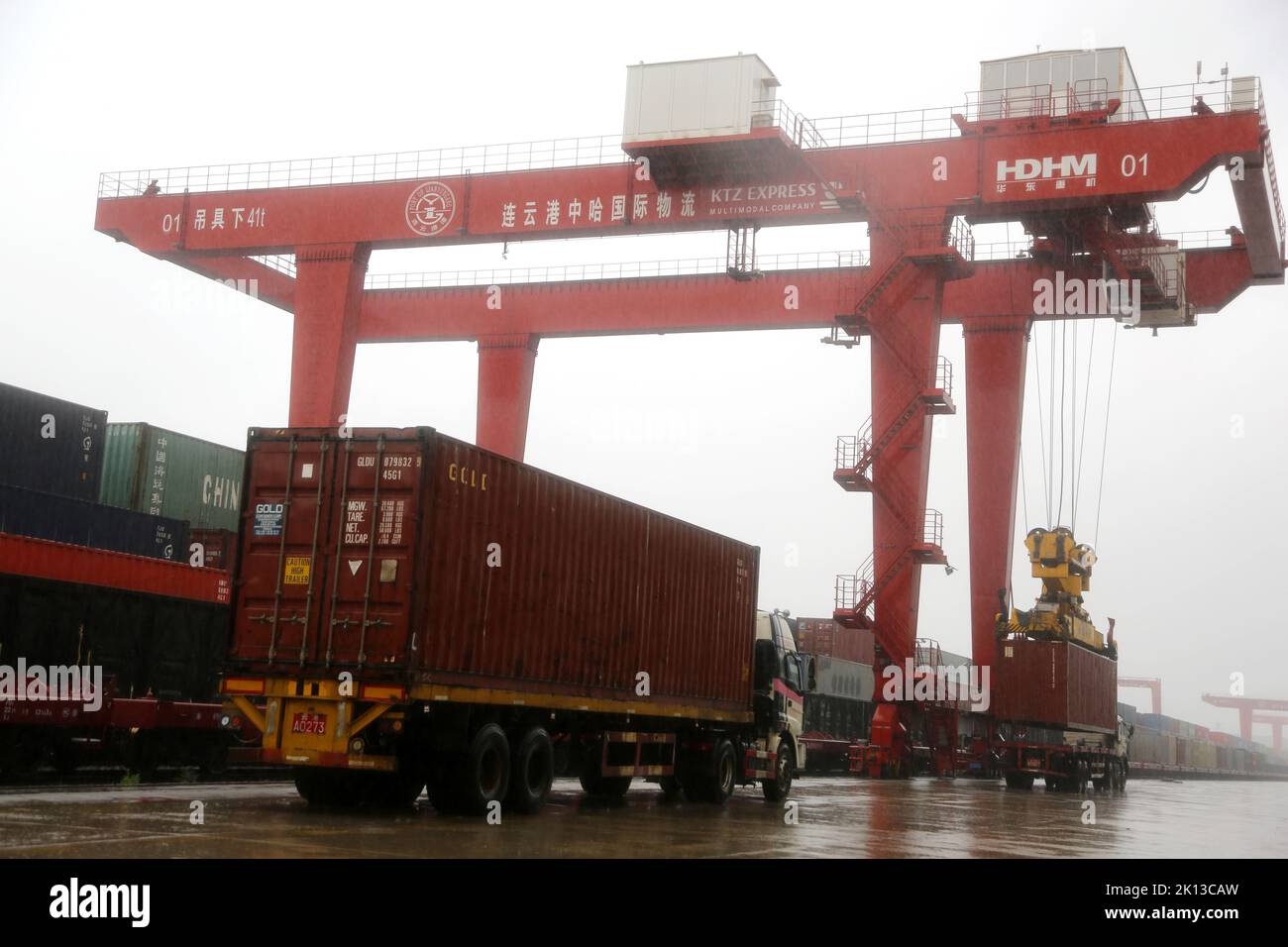 LIANYUNGANG, CHINA - 15. SEPTEMBER 2022 - Großmaschinen heben Container auf der China-Kasachstan (Lianyungang) Logis zu internationalen Güterzügen Stockfoto