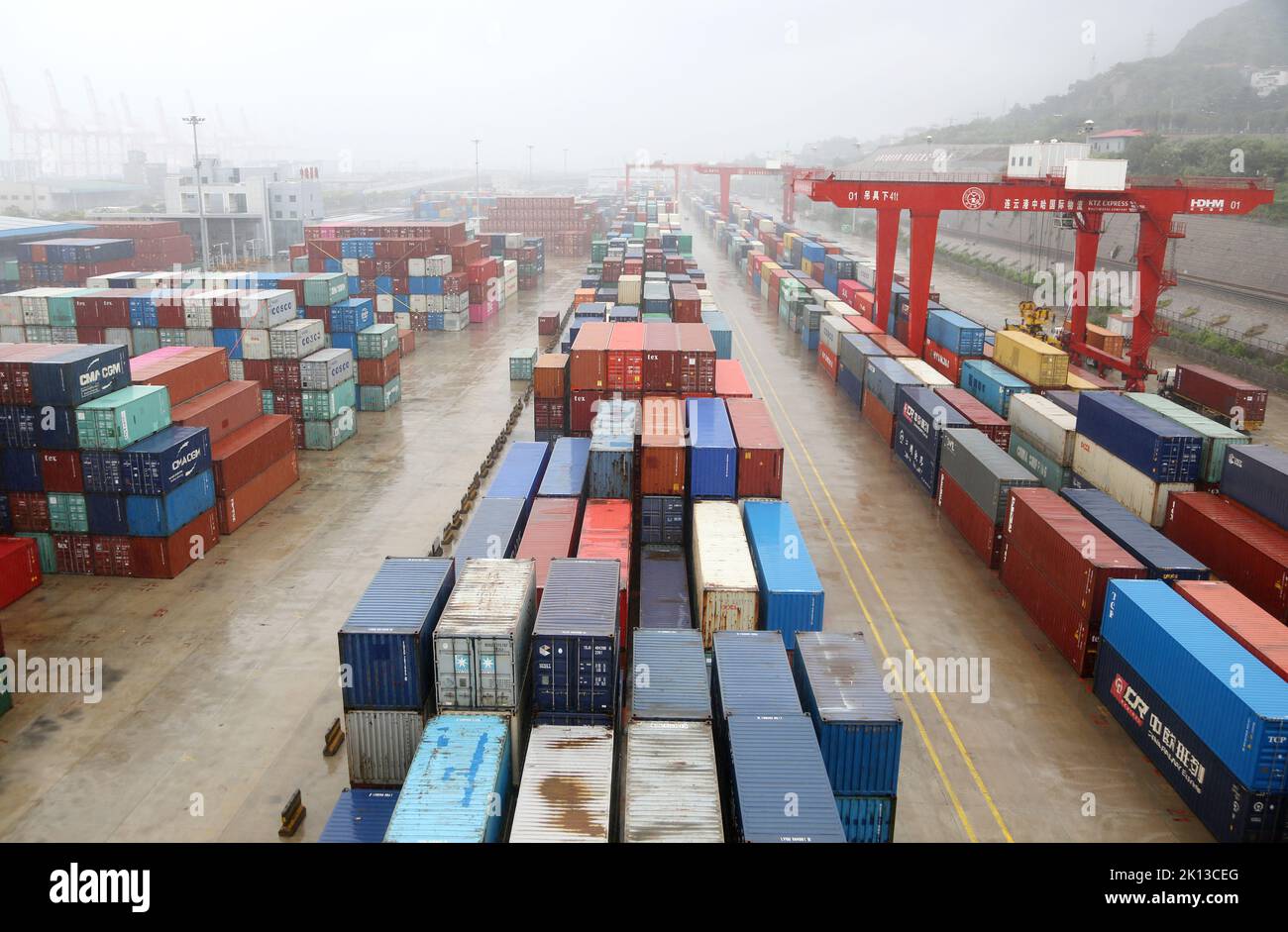 LIANYUNGANG, CHINA - 15. SEPTEMBER 2022 - Großmaschinen heben Container auf der China-Kasachstan (Lianyungang) Logis zu internationalen Güterzügen Stockfoto