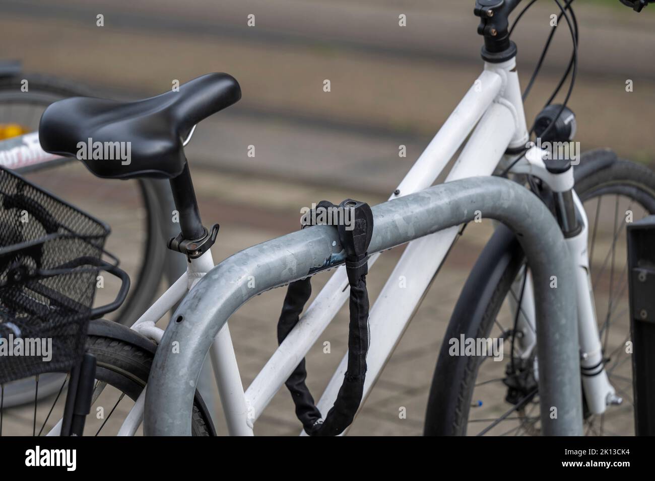 Ein Fahrrad, das mit einem Fahrradschloss gesichert ist Stockfoto