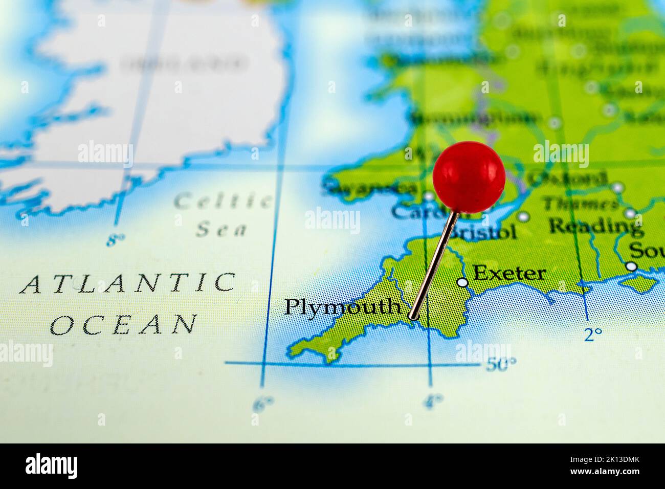 Plymouth-Karte. Nahaufnahme der Plymouth-Karte mit roter Nadel. Karte mit dem roten Pin Point von Plymouth in England. Stockfoto