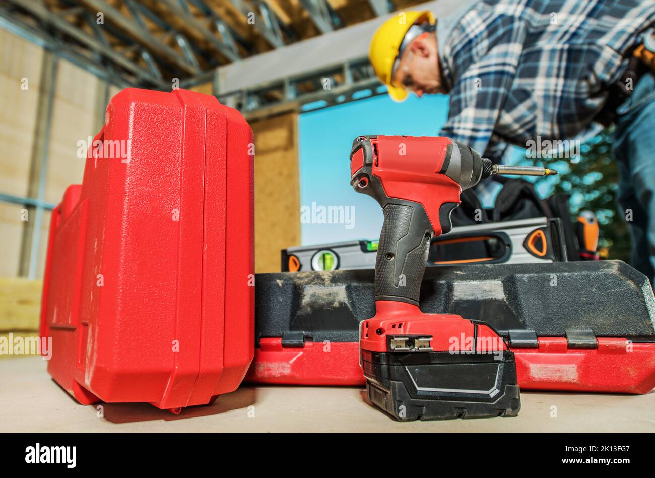 Kaukasischer Auftragnehmer verpacken seine Arbeitswerkzeuge zurück zu den Werkzeugkästen, nachdem er seinen Job für den Tag erfolgreich abgeschlossen hat. Professionelle Konstruktion und Bau Stockfoto