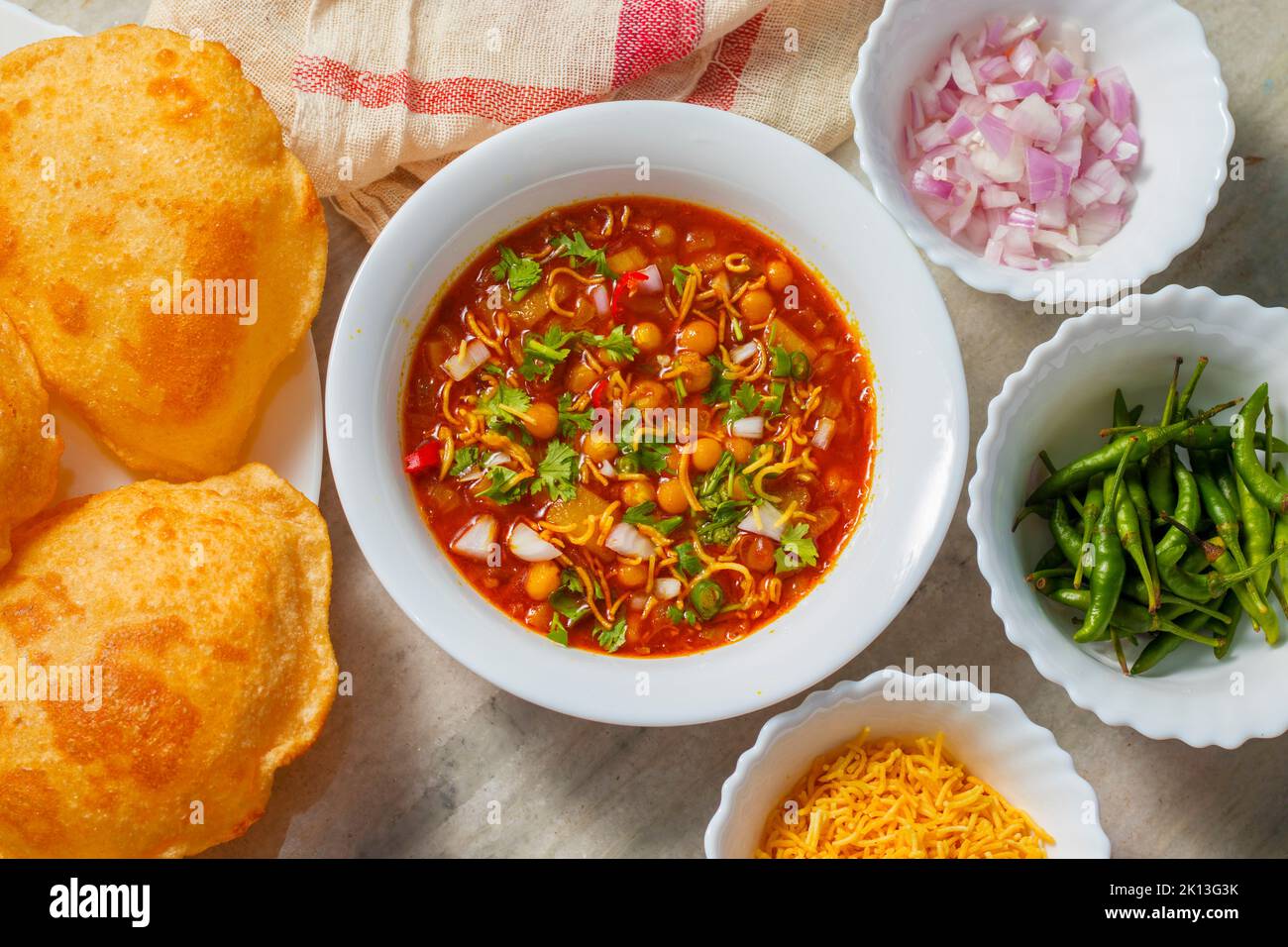 Das berühmte Bengalische Street Food Ghugni und Puri ist bereit zu essen. Stockfoto