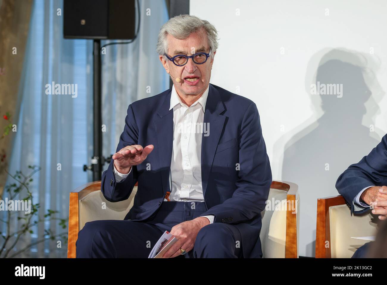 Berlin, Deutschland. 15. September 2022. Wim Wenders bei der Bekanntgabe der Gewinner des Praemium Imperiale International Art Prize in der Botschaft von Japan. Der renommierte Kulturpreis wird seit 1989 auf Anregung der japanischen Kaiserfamilie zum Gedenken an Prinz Takamatsu (1905-1987) verliehen. Quelle: Gerald Matzka/dpa/Alamy Live News Stockfoto