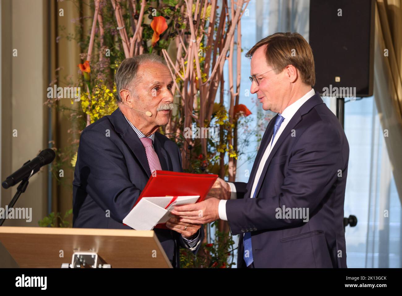 Berlin, Deutschland. 15. September 2022. Klaus-Dieter Lehmann (l.) überreicht den Young Artist Award an Raimund Trenkler (Kronberg Academy) anlässlich der Bekanntgabe der Gewinner des Praemium Imperiale International Art Award in der Botschaft von Japan. Der renommierte Kulturpreis wird seit 1989 auf Anregung der japanischen Kaiserfamilie zum Gedenken an Prinz Takamatsu (1905-1987) verliehen. Quelle: Gerald Matzka/dpa/Alamy Live News Stockfoto