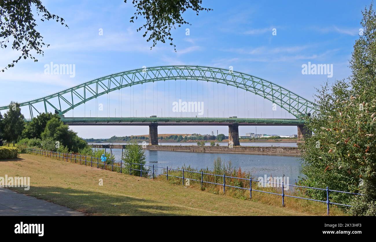 Die Silver Jubilee A533 Road Bridge (ursprünglich die Runcorn–Widnes Bridge oder informell die Runcorn Bridge), Halton, Cheshire, England, Großbritannien Stockfoto