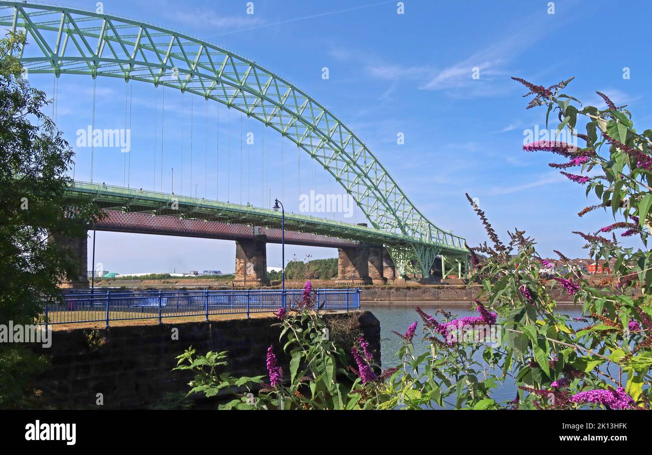 Die Silver Jubilee A533 Road Bridge (ursprünglich die Runcorn–Widnes Bridge oder informell die Runcorn Bridge), Halton, Cheshire, England, Großbritannien Stockfoto