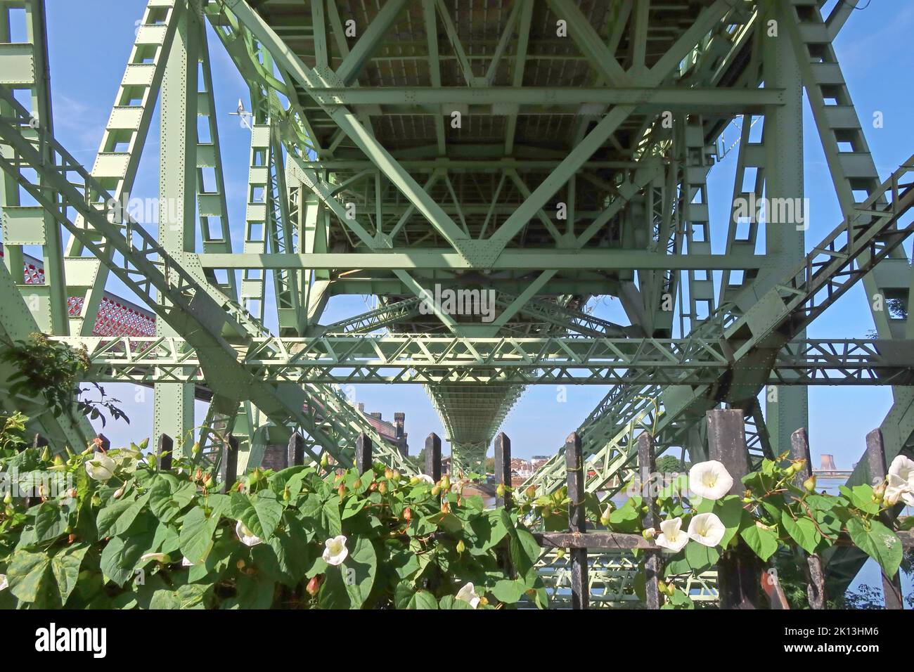 Unterseite der Silver Jubilee A533 Road Bridge (ursprünglich die Runcorn-Widnes Bridge), Halton, Cheshire, England, Großbritannien Stockfoto