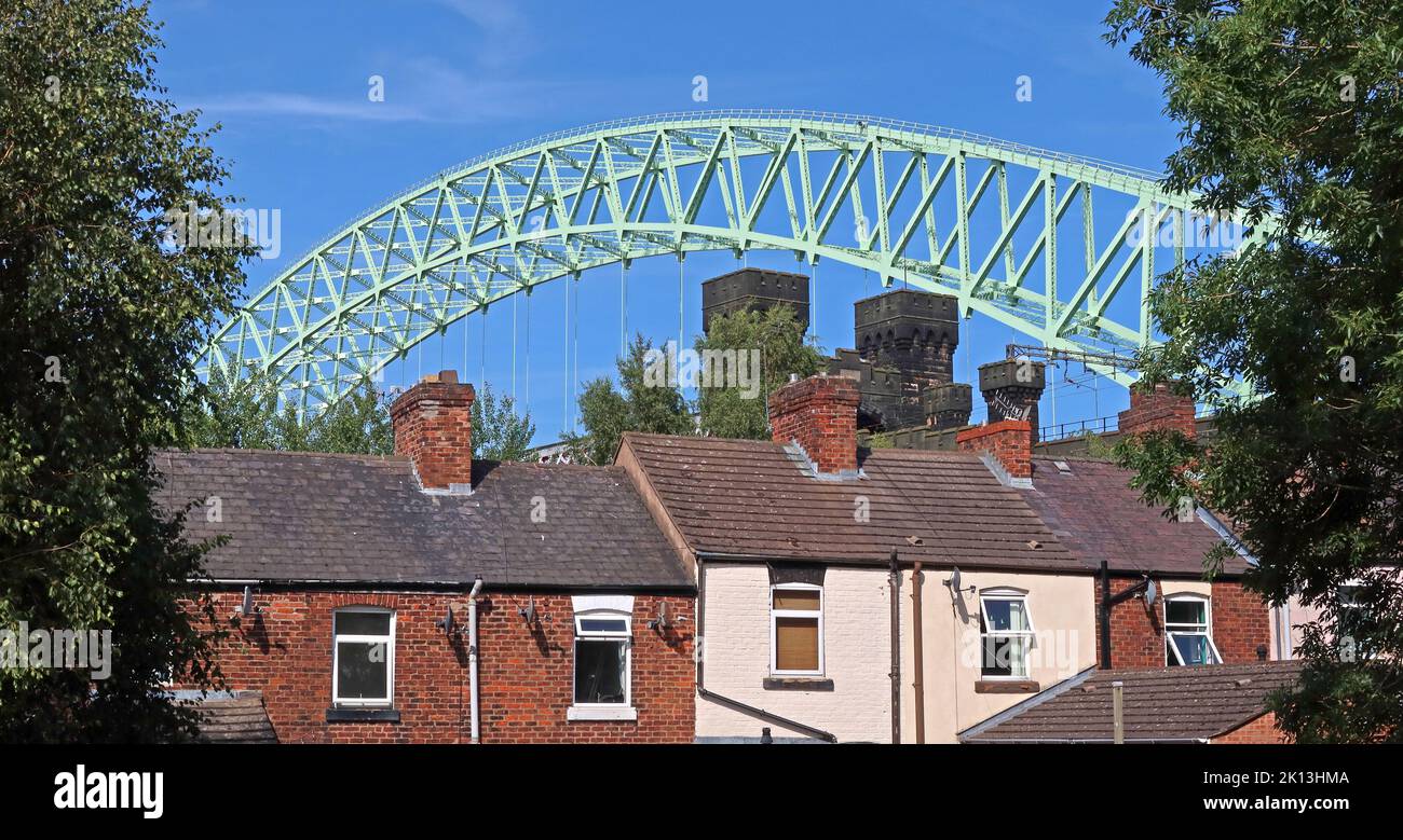 Terrassenhäuser in Runcorn unter der Silver Jubilee Brücke nach Widnes, Ashridge Street, Runcorn Altstadt, Halton, Cheshire, ENGLAND, GROSSBRITANNIEN, WA7 1HU Stockfoto