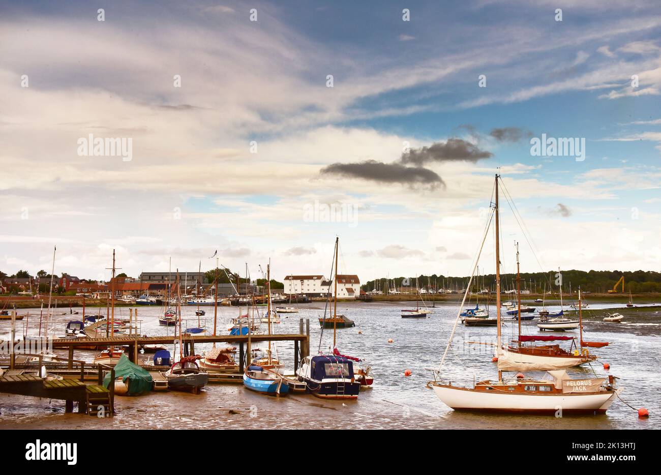Flussmündung und Hafen mit Booten auf dem Fluss Deben in Woodbridge, Suffolk, England Stockfoto