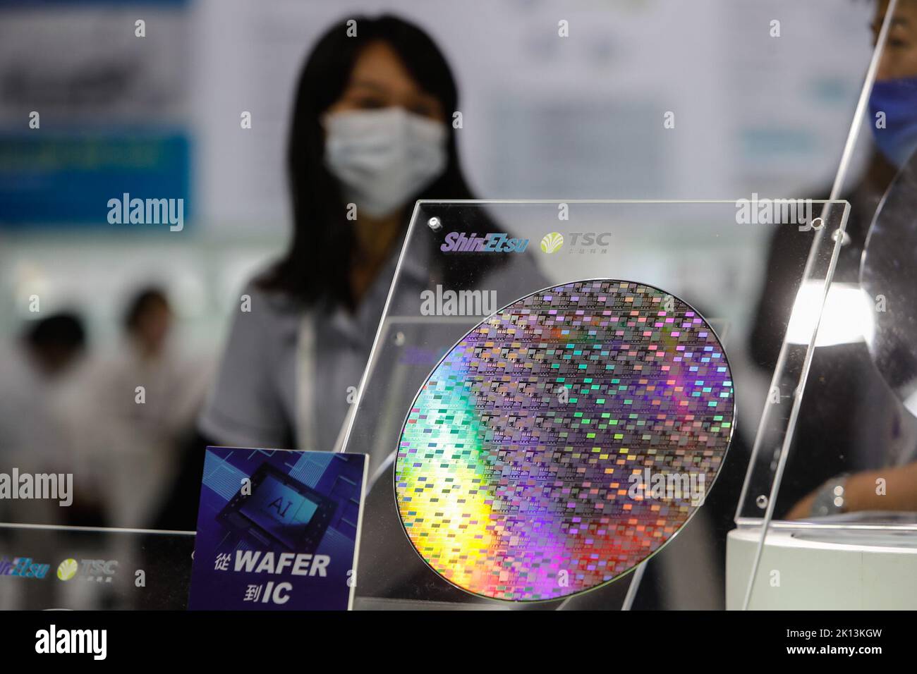 Taipei, Taipei, Taiwan. 15. September 2022. Auf der Messe SEMICON TAIWAN 2022 wurden mehrere Siliziumwafer ausgestellt, die das sorgfältige Design, die Produktion, die Materialien und andere Perspektiven der in der Halbleiterindustrie angewandten Technologien zeigen. Die Halbleiterindustrie Taiwans spielt eine bedeutende Rolle in der globalen Lieferkette, wobei die internationale Besorgnis über eine mögliche chinesische Invasion auf der selbstverwalteten Insel zunimmt, da die Spannungen nach zunehmenden Streitigkeiten zwischen China und den USA zunehmen. Kredit: ZUMA Press, Inc./Alamy Live Nachrichten Stockfoto