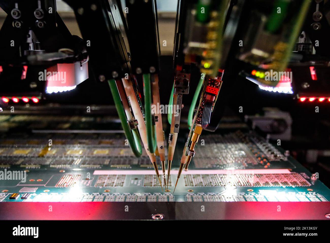 Taipei, Taipei, Taiwan. 15. September 2022. Eine akribische Maschine inspiziert eine Leiterplatte während der SEMICON TAIWAN 2022 Ausstellung, die das akribische Design, die Produktion, die Materialien und andere Perspektiven der in der Halbleiterindustrie angewandten Technologien bietet. Die Halbleiterindustrie Taiwans spielt eine bedeutende Rolle in der globalen Lieferkette, wobei die internationale Besorgnis über eine mögliche chinesische Invasion auf der selbstverwalteten Insel zunimmt, da die Spannungen nach zunehmenden Streitigkeiten zwischen China und den USA zunehmen. Kredit: ZUMA Press, Inc./Alamy Live Nachrichten Stockfoto