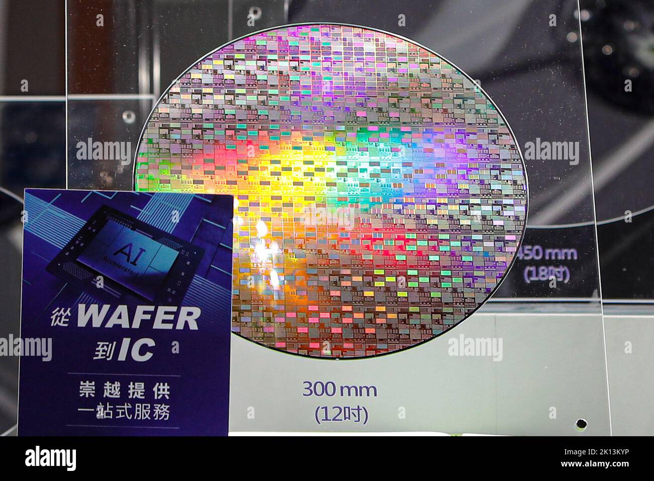 Taipei, Taipei, Taiwan. 15. September 2022. Silizium-Wafer werden während der SEMICON TAIWAN 2022 Exhibition ausgestellt, die das sorgfältige Design, die Produktion, die Materialien und andere Perspektiven der in der Halbleiterindustrie angewandten Technologien bietet. Die Halbleiterindustrie Taiwans spielt eine bedeutende Rolle in der globalen Lieferkette, wobei die internationale Besorgnis über eine mögliche chinesische Invasion auf der selbstverwalteten Insel zunimmt, da die Spannungen nach zunehmenden Streitigkeiten zwischen China und den USA zunehmen. Kredit: ZUMA Press, Inc./Alamy Live Nachrichten Stockfoto