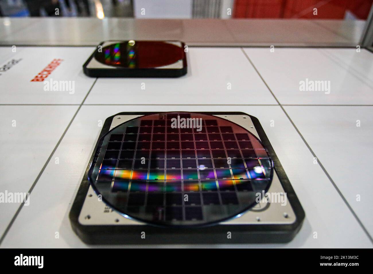 Taipei, Taipei, Taiwan. 15. September 2022. Ein Siliziumwafer, der während der SEMICON TAIWAN 2022 Exhibition ausgestellt wird und das akribische Design, die Produktion, die Materialien und andere Perspektiven der in der Halbleiterindustrie angewandten Technologien bietet. Die Halbleiterindustrie Taiwans spielt eine bedeutende Rolle in der globalen Lieferkette, wobei die internationale Besorgnis über eine mögliche chinesische Invasion auf der selbstverwalteten Insel zunimmt, da die Spannungen nach zunehmenden Streitigkeiten zwischen China und den USA zunehmen. Kredit: ZUMA Press, Inc./Alamy Live Nachrichten Stockfoto