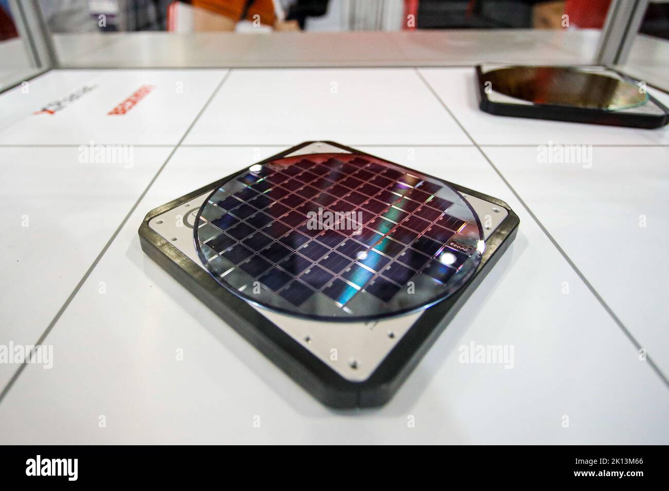 Taipei, Taipei, Taiwan. 15. September 2022. Ein Siliziumwafer, der während der SEMICON TAIWAN 2022 Exhibition ausgestellt wird und das akribische Design, die Produktion, die Materialien und andere Perspektiven der in der Halbleiterindustrie angewandten Technologien bietet. Die Halbleiterindustrie Taiwans spielt eine bedeutende Rolle in der globalen Lieferkette, wobei die internationale Besorgnis über eine mögliche chinesische Invasion auf der selbstverwalteten Insel zunimmt, da die Spannungen nach zunehmenden Streitigkeiten zwischen China und den USA zunehmen. Kredit: ZUMA Press, Inc./Alamy Live Nachrichten Stockfoto