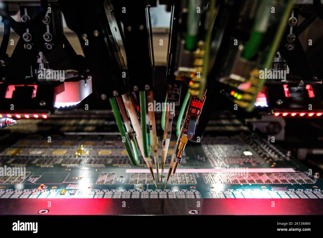 Taipei, Taipei, Taiwan. 15. September 2022. Eine akribische Maschine inspiziert eine Leiterplatte während der SEMICON TAIWAN 2022 Ausstellung, die das akribische Design, die Produktion, die Materialien und andere Perspektiven der in der Halbleiterindustrie angewandten Technologien bietet. Die Halbleiterindustrie Taiwans spielt eine bedeutende Rolle in der globalen Lieferkette, wobei die internationale Besorgnis über eine mögliche chinesische Invasion auf der selbstverwalteten Insel zunimmt, da die Spannungen nach zunehmenden Streitigkeiten zwischen China und den USA zunehmen. Kredit: ZUMA Press, Inc./Alamy Live Nachrichten Stockfoto