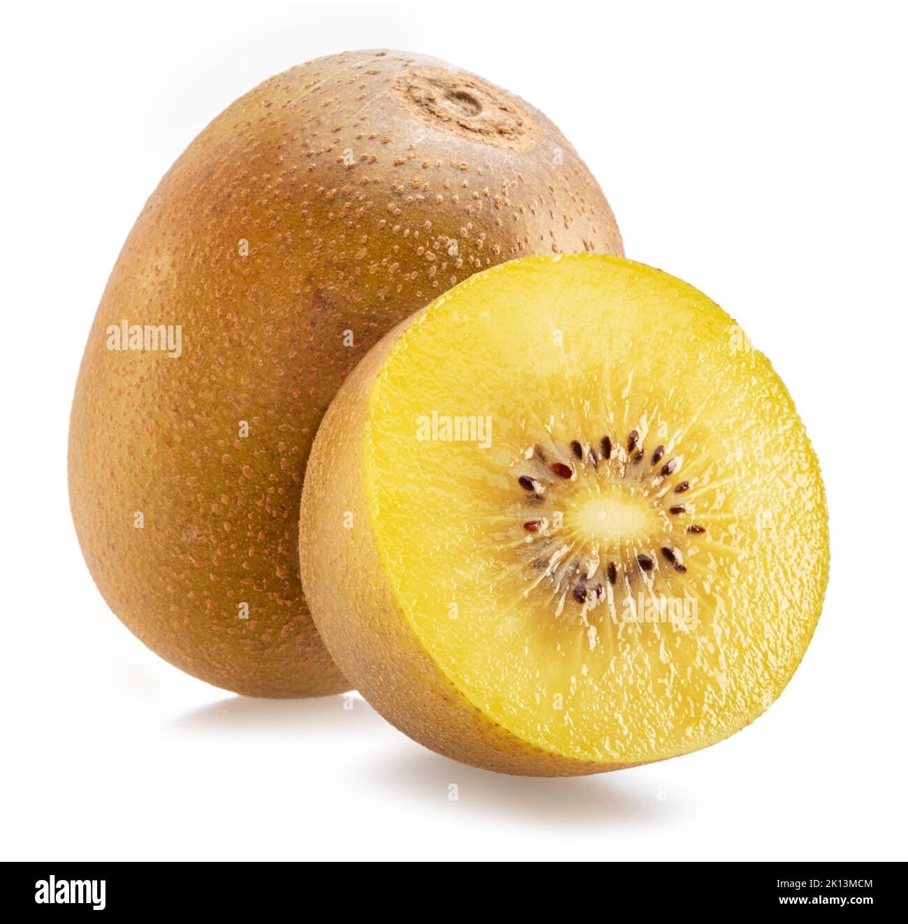 Goldene Kiwi-Frucht und Kreuzschnitt von Kiwi isoliert auf weißem Hintergrund. Stockfoto