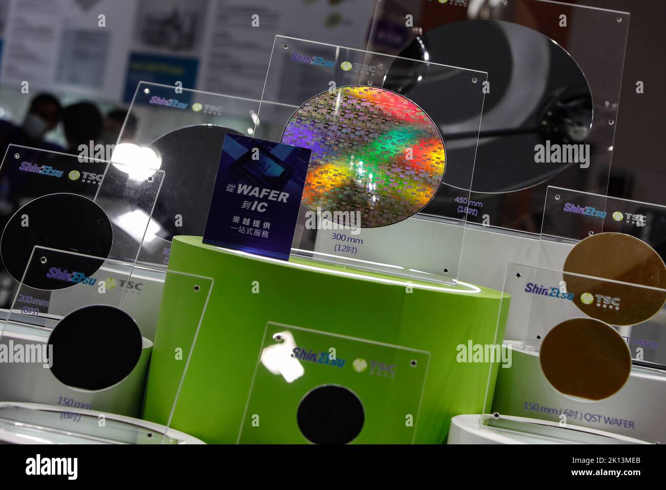 Taipei, Taipei, Taiwan. 15. September 2022. Silizium-Wafer werden während der SEMICON TAIWAN 2022 Exhibition ausgestellt, die das sorgfältige Design, die Produktion, die Materialien und andere Perspektiven der in der Halbleiterindustrie angewandten Technologien bietet. Die Halbleiterindustrie Taiwans spielt eine bedeutende Rolle in der globalen Lieferkette, wobei die internationale Besorgnis über eine mögliche chinesische Invasion auf der selbstverwalteten Insel zunimmt, da die Spannungen nach zunehmenden Streitigkeiten zwischen China und den USA zunehmen. Kredit: ZUMA Press, Inc./Alamy Live Nachrichten Stockfoto