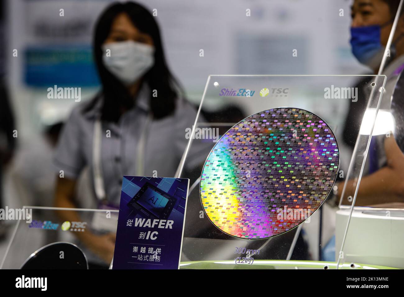 Taipei, Taipei, Taiwan. 15. September 2022. Auf der Messe SEMICON TAIWAN 2022 wurden mehrere Siliziumwafer ausgestellt, die das sorgfältige Design, die Produktion, die Materialien und andere Perspektiven der in der Halbleiterindustrie angewandten Technologien zeigen. Die Halbleiterindustrie Taiwans spielt eine bedeutende Rolle in der globalen Lieferkette, wobei die internationale Besorgnis über eine mögliche chinesische Invasion auf der selbstverwalteten Insel zunimmt, da die Spannungen nach zunehmenden Streitigkeiten zwischen China und den USA zunehmen. Kredit: ZUMA Press, Inc./Alamy Live Nachrichten Stockfoto