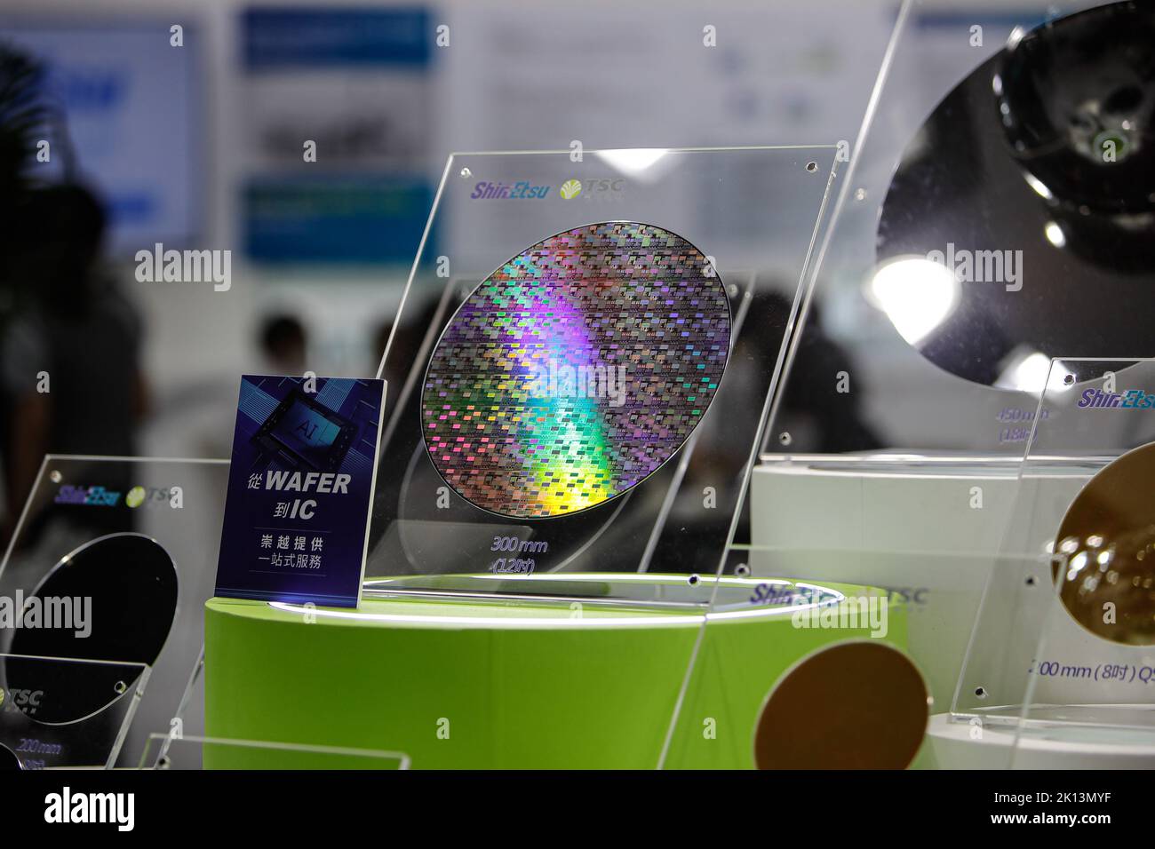 Taipei, Taipei, Taiwan. 15. September 2022. Auf der Messe SEMICON TAIWAN 2022 wurden mehrere Siliziumwafer ausgestellt, die das sorgfältige Design, die Produktion, die Materialien und andere Perspektiven der in der Halbleiterindustrie angewandten Technologien zeigen. Die Halbleiterindustrie Taiwans spielt eine bedeutende Rolle in der globalen Lieferkette, wobei die internationale Besorgnis über eine mögliche chinesische Invasion auf der selbstverwalteten Insel zunimmt, da die Spannungen nach zunehmenden Streitigkeiten zwischen China und den USA zunehmen. Kredit: ZUMA Press, Inc./Alamy Live Nachrichten Stockfoto