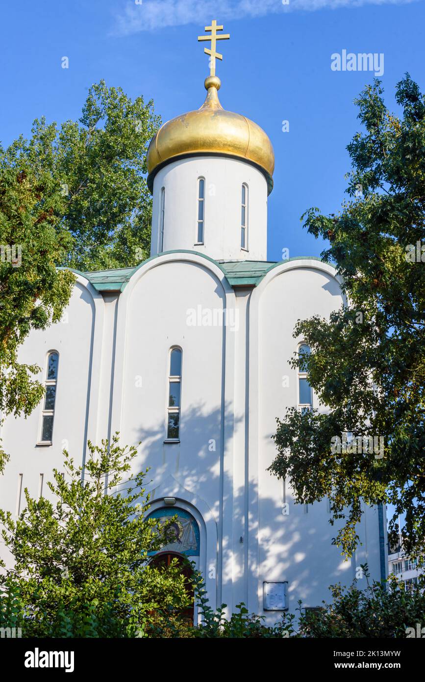 Russische orthodoxe Kirche Alexander Nevskikerk, mit seiner unverwechselbaren goldenen Kuppel, Rotterdam, Niederlande Stockfoto