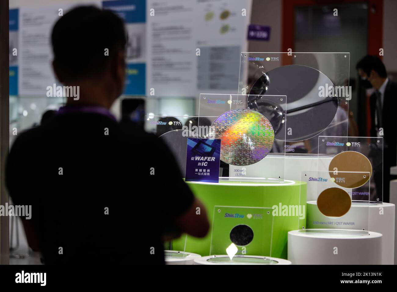 Taipei, Taipei, Taiwan. 15. September 2022. Während der SEMICON TAIWAN 2022 Exhibition fotografiert ein Mann mit seinem Telefon Siliziumwafer, die mit dem akribischen Design, der Produktion, den Materialien und anderen Perspektiven der in der Halbleiterindustrie angewandten Technologien präsentiert werden. Die Halbleiterindustrie Taiwans spielt eine bedeutende Rolle in der globalen Lieferkette, wobei die internationale Besorgnis über eine mögliche chinesische Invasion auf der selbstverwalteten Insel zunimmt, da die Spannungen nach zunehmenden Streitigkeiten zwischen China und den USA zunehmen. Kredit: ZUMA Press, Inc./Alamy Live Nachrichten Stockfoto