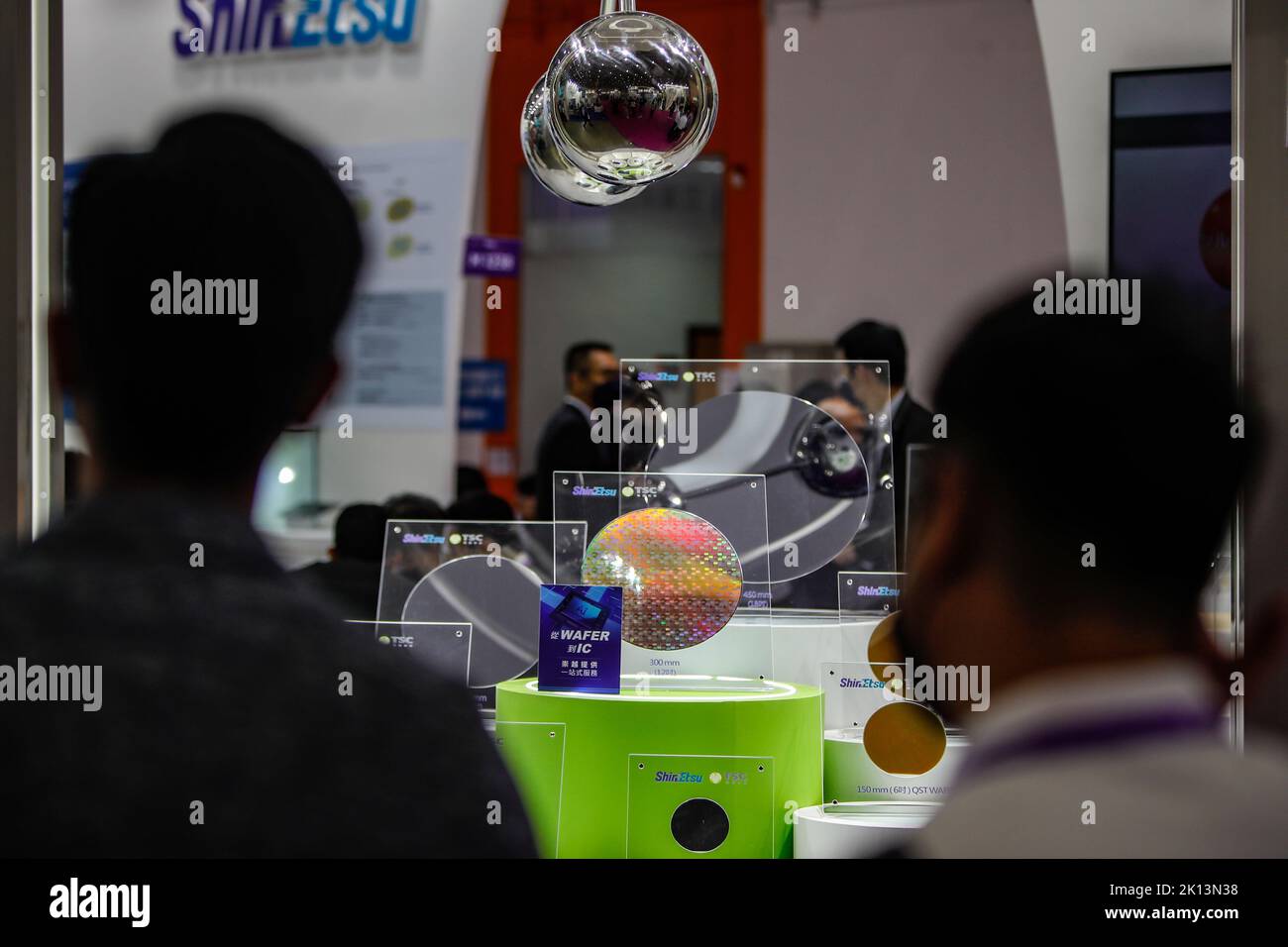 Taipei, Taipei, Taiwan. 15. September 2022. Während der SEMICON TAIWAN 2022 wurden mehrere Siliziumwafer ausgestellt, die das sorgfältige Design, die Produktion, die Materialien und andere Perspektiven der in der Halbleiterindustrie angewandten Technologien zeigen. Die Halbleiterindustrie Taiwans spielt eine bedeutende Rolle in der globalen Lieferkette, wobei die internationale Besorgnis über eine mögliche chinesische Invasion auf der selbstverwalteten Insel zunimmt, da die Spannungen nach zunehmenden Streitigkeiten zwischen China und den USA zunehmen. Kredit: ZUMA Press, Inc./Alamy Live Nachrichten Stockfoto