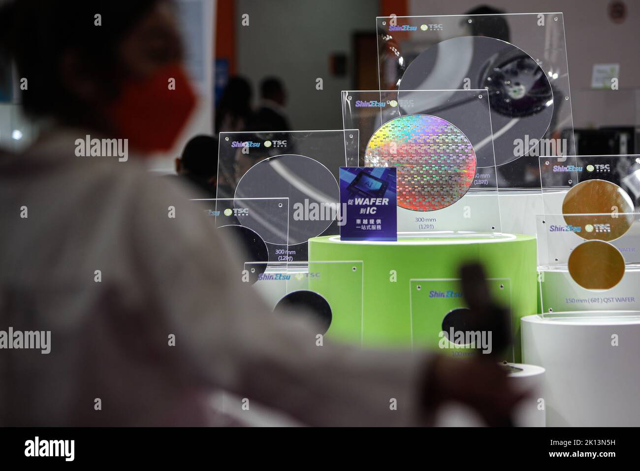 Taipei, Taipei, Taiwan. 15. September 2022. Während der SEMICON TAIWAN 2022 wurden mehrere Siliziumwafer ausgestellt, die das sorgfältige Design, die Produktion, die Materialien und andere Perspektiven der in der Halbleiterindustrie angewandten Technologien zeigen. Die Halbleiterindustrie Taiwans spielt eine bedeutende Rolle in der globalen Lieferkette, wobei die internationale Besorgnis über eine mögliche chinesische Invasion auf der selbstverwalteten Insel zunimmt, da die Spannungen nach zunehmenden Streitigkeiten zwischen China und den USA zunehmen. Kredit: ZUMA Press, Inc./Alamy Live Nachrichten Stockfoto