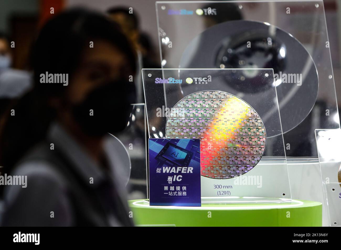 Taipei, Taipei, Taiwan. 15. September 2022. Mitarbeiter vor mehreren Silizium-Wafern, die während der SEMICON TAIWAN 2022 Exhibition ausgestellt wurden und das sorgfältige Design, die Produktion, die Materialien und andere Perspektiven der in der Halbleiterindustrie angewandten Technologien zeigen. Die Halbleiterindustrie Taiwans spielt eine bedeutende Rolle in der globalen Lieferkette, wobei die internationale Besorgnis über eine mögliche chinesische Invasion auf der selbstverwalteten Insel zunimmt, da die Spannungen nach zunehmenden Streitigkeiten zwischen China und den USA zunehmen. Kredit: ZUMA Press, Inc./Alamy Live Nachrichten Stockfoto