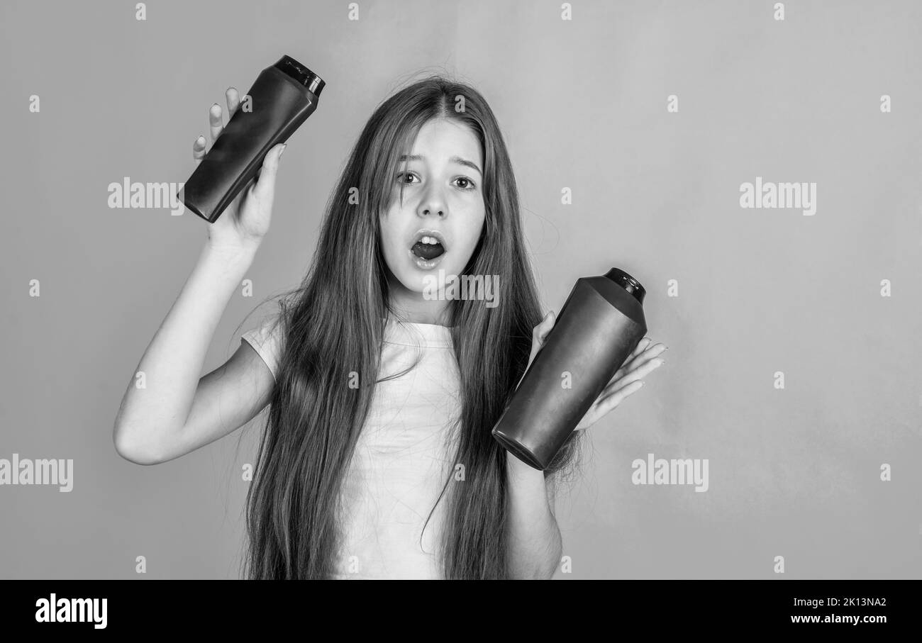 Zeit für die Pflege. Stark und widerstandsfähig. Stauned Mädchen bereit, Haar mit Haarglätter Zustand. Mädchen Reinigung Haar mit Shampoo. Kind präsentiert Dusche Stockfoto