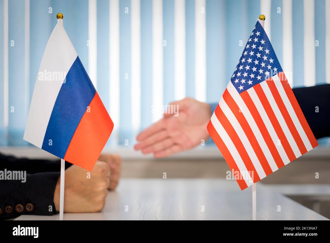 Politische Flaggen von russland und den Vereinigten Staaten von Amerika auf dem Tisch im internationalen Verhandlungsraum. Konzept der Verhandlungen, Zusammenarbeit und Zusammenarbeit Stockfoto